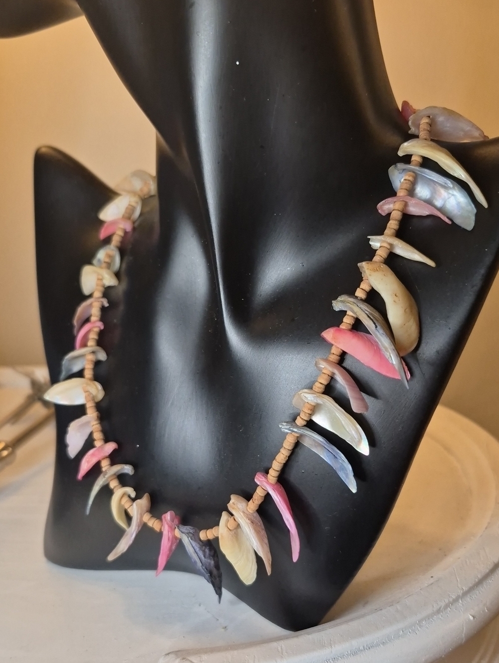 Vintage 70s Pastel Dyed Seashell & Wood Bead Choker Boho Beach Vibe Necklace